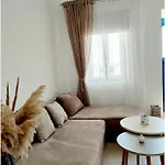 Lor Apparemment In Center Of Adamantas
