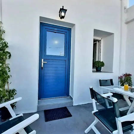 Lor Apparemment In Center Of * Adamantas (Milos)