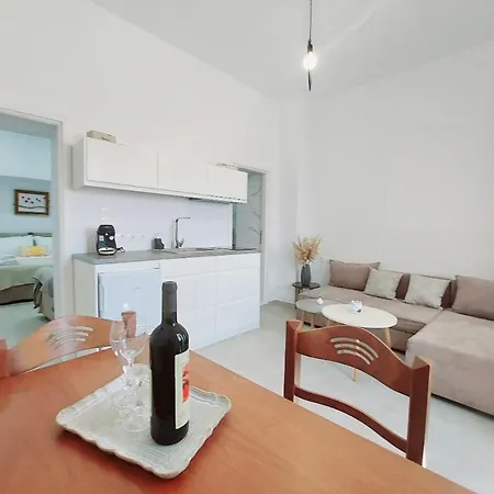 Lor Apparemment In Center Of * Adamantas (Milos)