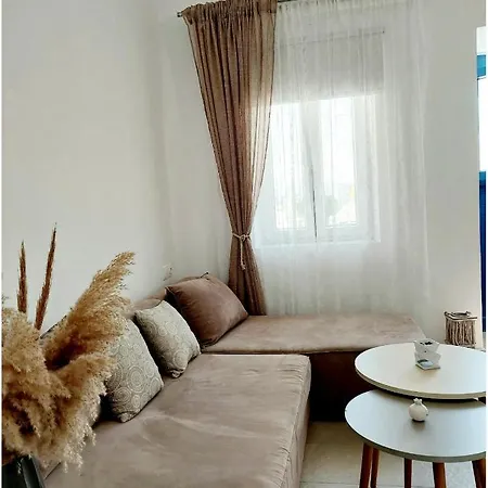 Lor Apparemment In Center Of Adamantas (Milos)