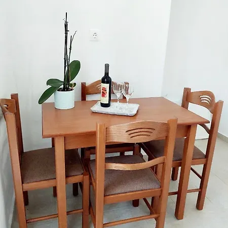 Lor Apparemment In Center Of Adamantas (Milos)