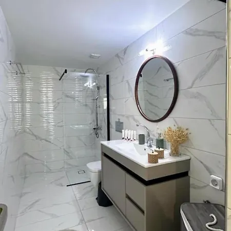 Lor Apparemment In Center Of Apartment *