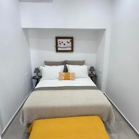 Lor Apparemment In Center Of Apartment *