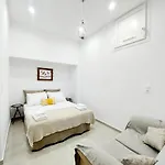 Lor Apparemment In Center Of Adamantas (Milos)