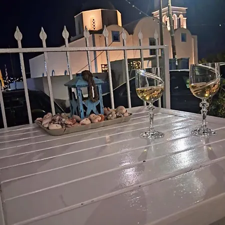 Lor Apparemment In Center Of Adamantas (Milos)